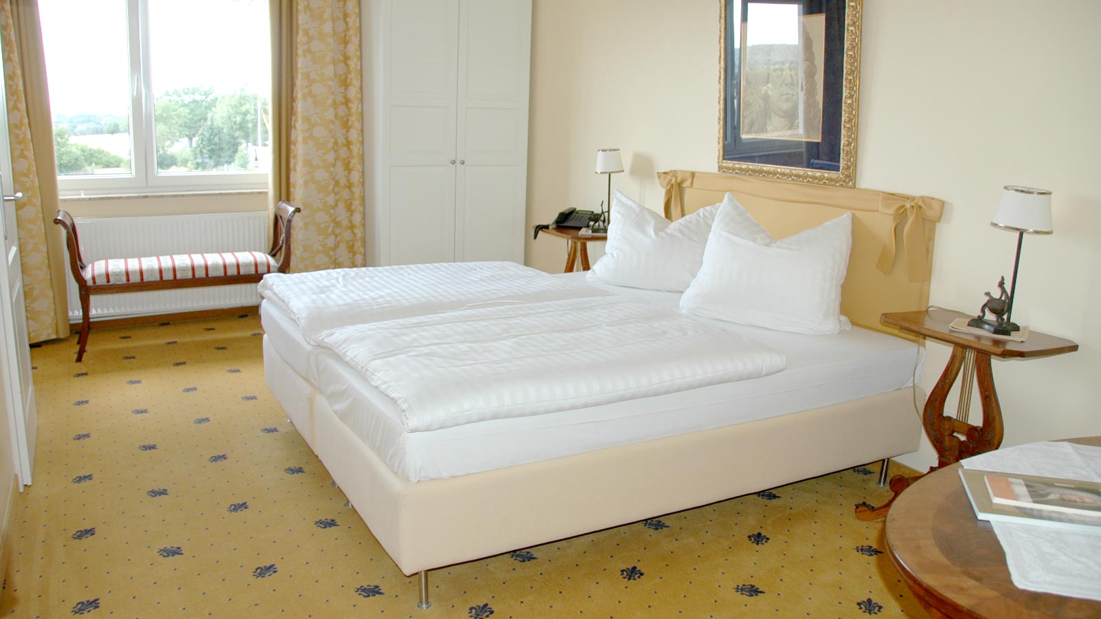 Doppelbett mit Decke und Kissen