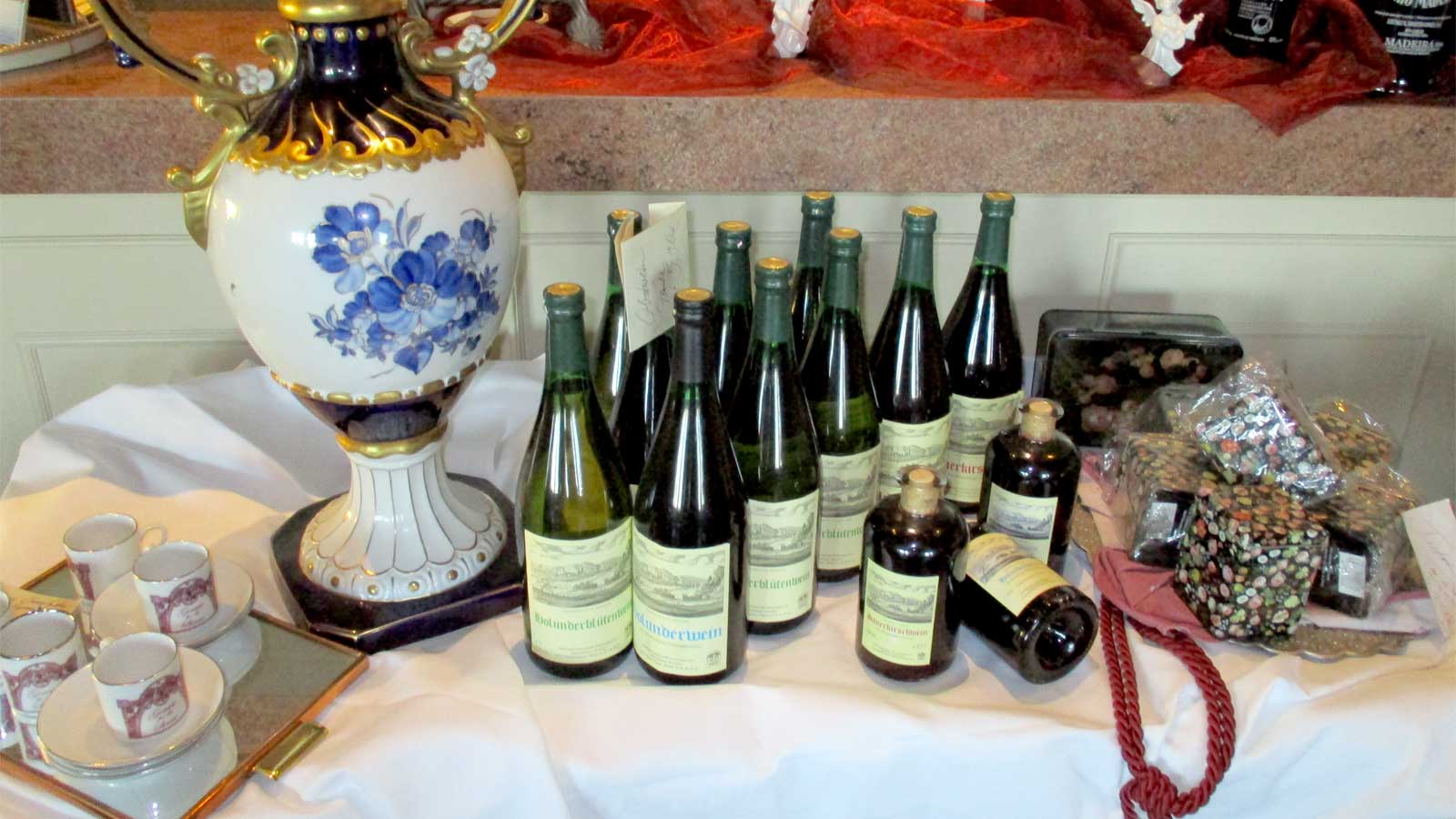 Flaschen auf Tisch mit Vase
