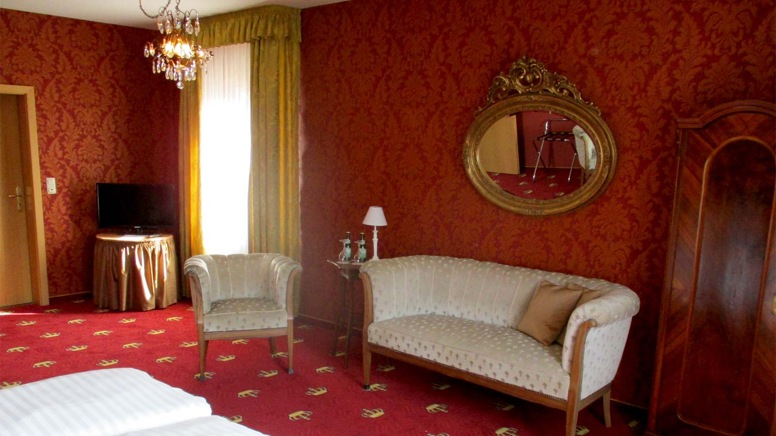Rot eingerichtetes Zimmer mit Möbeln